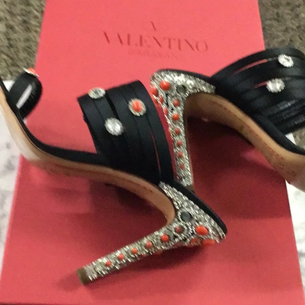 Valentino Gorgeous embellished shoe - Picture 4 of 11